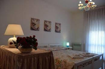 Casa Vacanza E Per Lavoro Elena E Carla Spinea Exterior photo